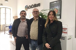 ECOCULTURE Néstor Coltell, a la izquierda, con el gerente de Ecoculture, Ángel Ruiz, y la delegada en el sureste, Pepa Requena